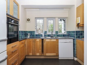 Ísskápur, uppþvottavél, rafmagnsketill, brauðrist