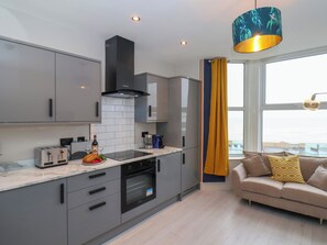 Fridge, electric kettle, toaster, cookware/dishes/utensils - Apt 6 @ Hunter's Quay (Bridlington)