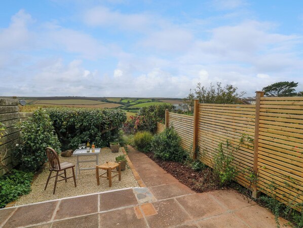 Outdoor dining - Awalek, Cumber Close (Kingsbridge)