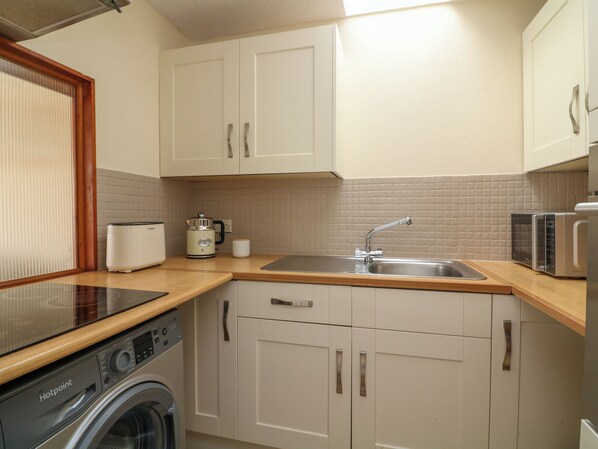Fridge, electric kettle, toaster, cookware/dishes/utensils - Awalek, Cumber Close (Kingsbridge)
