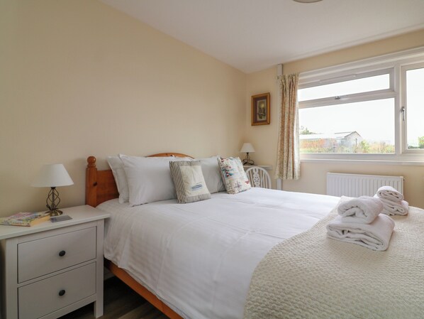 2 bedrooms, individually decorated, individually furnished, free WiFi - Awalek, Cumber Close (Kingsbridge)