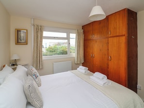 2 bedrooms, individually decorated, individually furnished, free WiFi - Awalek, Cumber Close (Kingsbridge)
