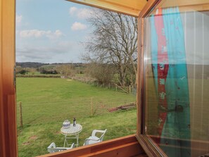 Property grounds - Harri's Hut (Taunton)