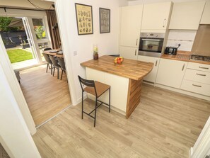 Fridge, dishwasher, electric kettle, toaster - 25 St. Benedict Road (Hayling Island)