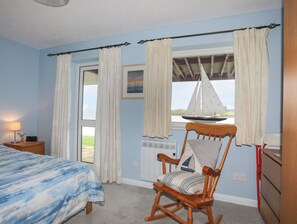 2 Schlafzimmer, individuell dekoriert, individuell eingerichtet