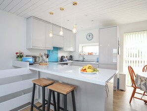 Kühlschrank, Geschirrspüler, Wasserkocher, Toaster