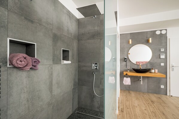 Loft Confort, vue sur la cour intérieure | Salle de bain | Douche, séchoir à cheveux, serviettes fournies, savon