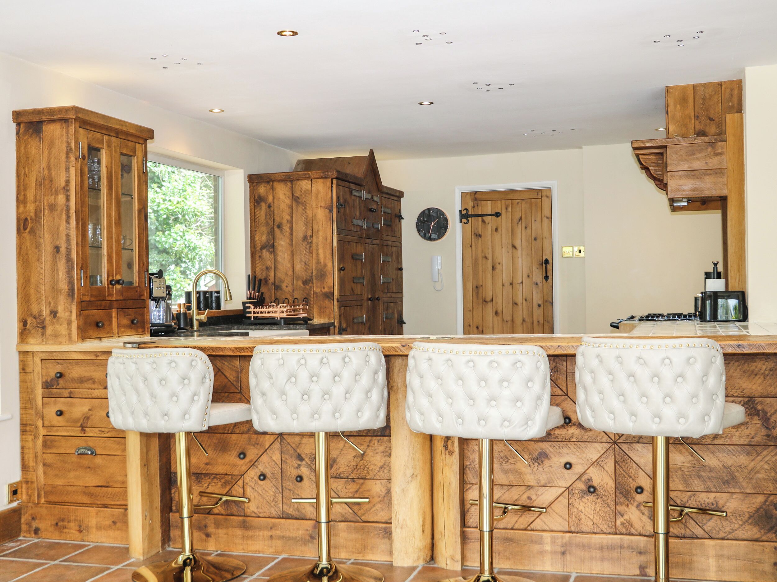 Frigorífico, lavavajillas, hervidor eléctrico y tostadora