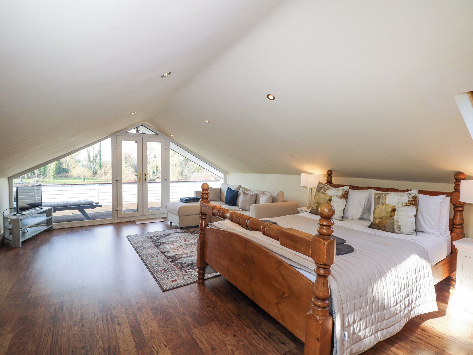 6 slaapkamers, gratis wifi, individueel gedecoreerd