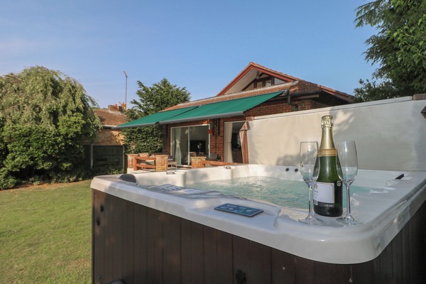 Cottage | Outdoor spa tub