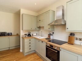 Geladeira, lava-louças, chaleira elétrica, torradeira