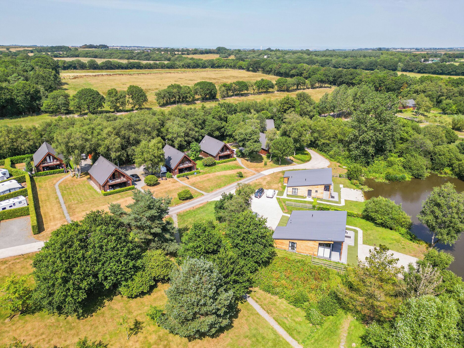 Zona residencial con varias casas, un río y cielo despejado.