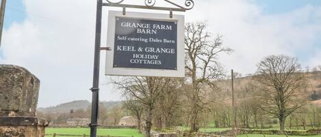Een bordje voor Grange Farm Barn, met vermelding van zelfstandige accommodatie en vakantiehuisjes.