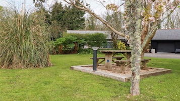 Cottage | Outdoor dining