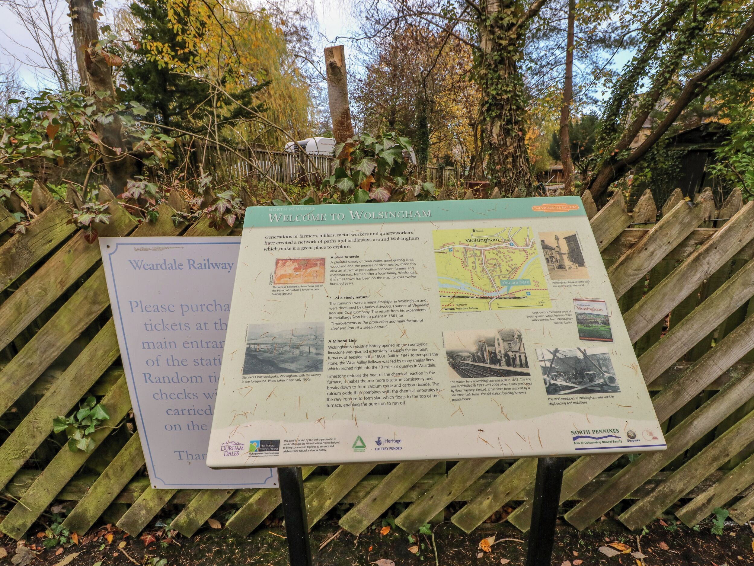 Ein historisches Informationstafeln am Bahnhof Wolsingham.