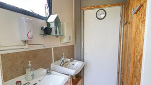 A bathroom with two sinks, a toilet, and a shower. - Llety Llanfair (Caernarfon)