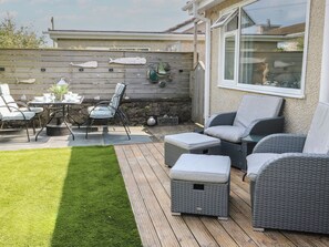 Outdoor dining - Benllech Bay Cottage (Tyn-y-Gongl)