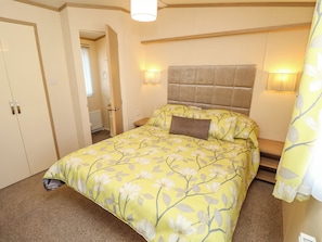 2 Schlafzimmer, individuell dekoriert, individuell eingerichtet