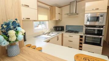 Lemari es, mesin pencuci piring, ketel listrik, dan pemanggang roti