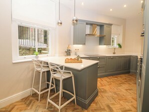 Réfrigérateur, lave-vaisselle, bouilloire électrique, grille-pain