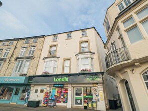 A building with a coffee and tea shop named 'Londis' on the ground floor, featuring a signboard with operating hours. - 43A Quay Street (Scarborough)