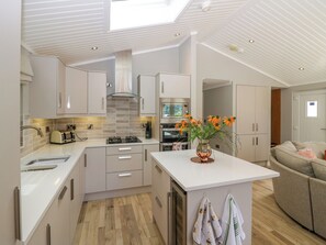 Fridge, dishwasher, electric kettle, toaster - Waterside Lodge (Windermere)