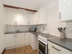 Een koelkast, een waterkoker, een broodrooster