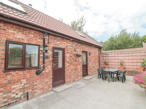 Outdoor dining - Mistletoe Cottage (Burnham-on-Sea)