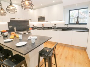 Cookware/dishes/utensils - 2 Salubrious Terrace (St Ives)