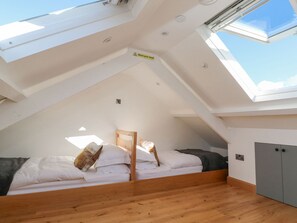 3 bedrooms, individually decorated, individually furnished, free WiFi - 2 Salubrious Terrace (St Ives)