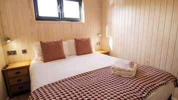 2 Schlafzimmer, individuell dekoriert, individuell eingerichtet