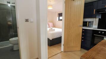 2 kamar tidur dan didekorasi berbeda-beda