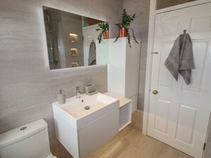 Shower, hair dryer - 8 Nicholas Court (Chester)