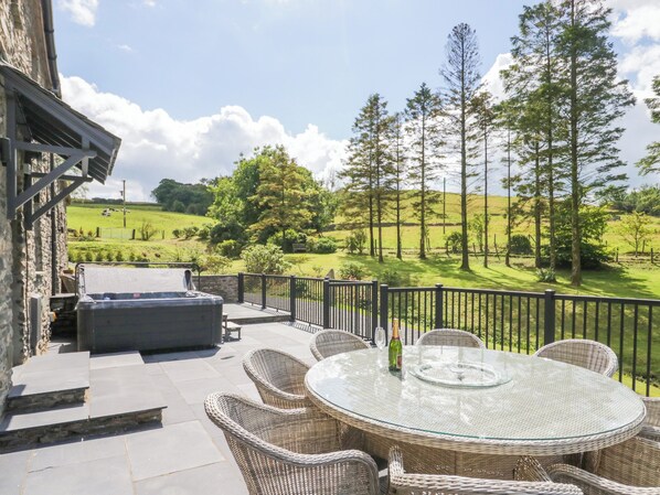 Outdoor dining - Fell View House (Kendal)