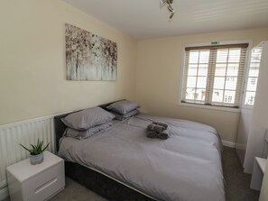 2 bedrooms, individually decorated, individually furnished, free WiFi - Above The Pub (Birmingham)