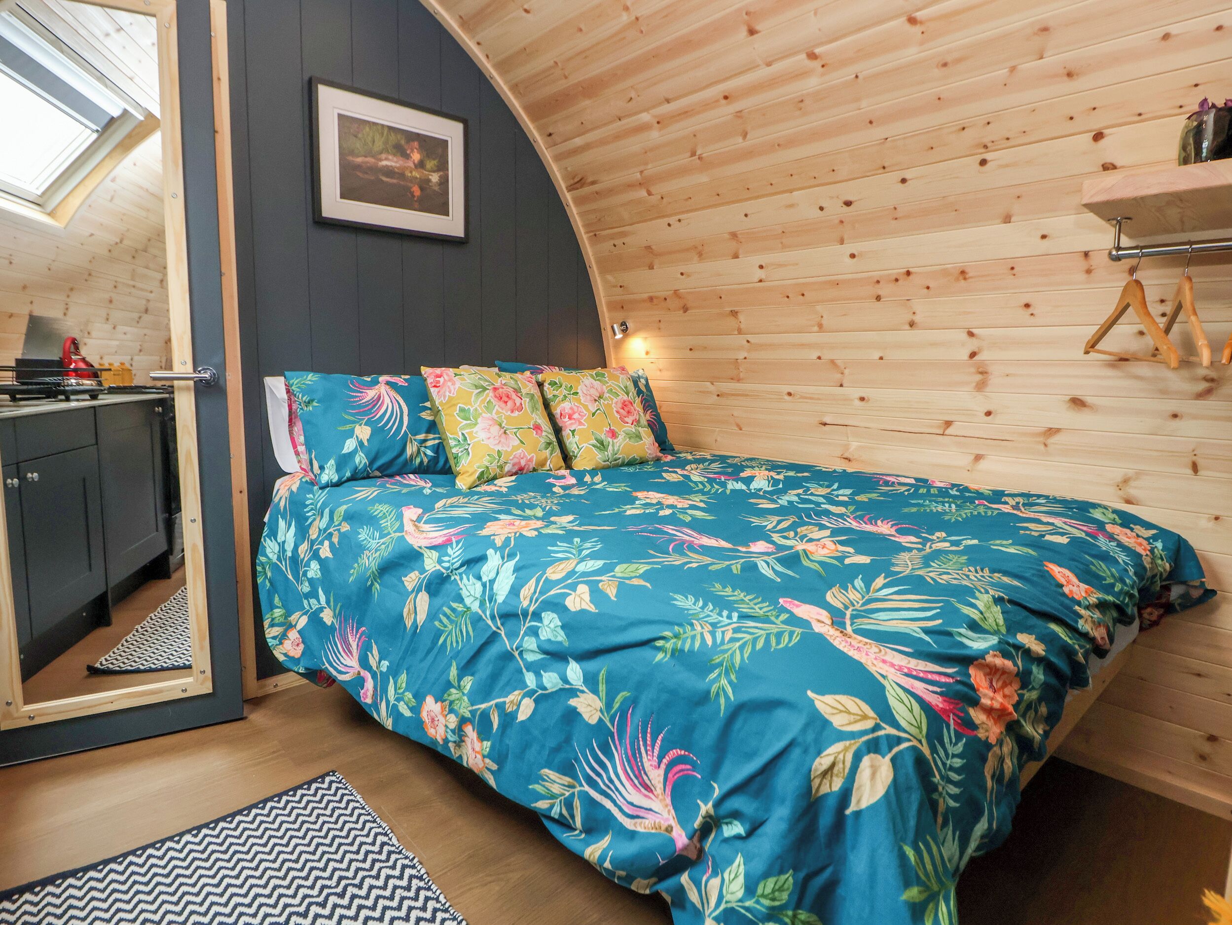 1 habitación, decoración personalizada y muebles diferentes 