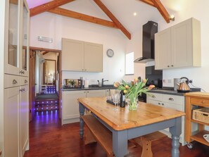 Electric kettle, toaster, cookware/dishes/utensils - Long Barn (Penzance)