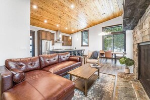 TV, fireplace - Ibex Lodge North: Luxury on Schweitzer (Sandpoint)