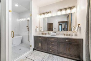 Hiustenkuivaaja, pyyhkeet, saippua, vessapaperi