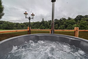 Outdoor spa tub - Copper Lodge (Chulmleigh)
