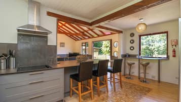 Peti sejuk, mesin basuh pinggan mangkuk, cerek elektrik