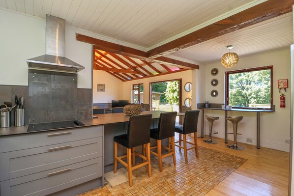 Kühlschrank, Geschirrspüler, Wasserkocher, Kochgeschirr/Geschirr/Besteck