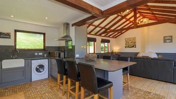 Peti sejuk, mesin basuh pinggan mangkuk, cerek elektrik