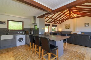 Kühlschrank, Geschirrspüler, Wasserkocher, Kochgeschirr/Geschirr/Besteck