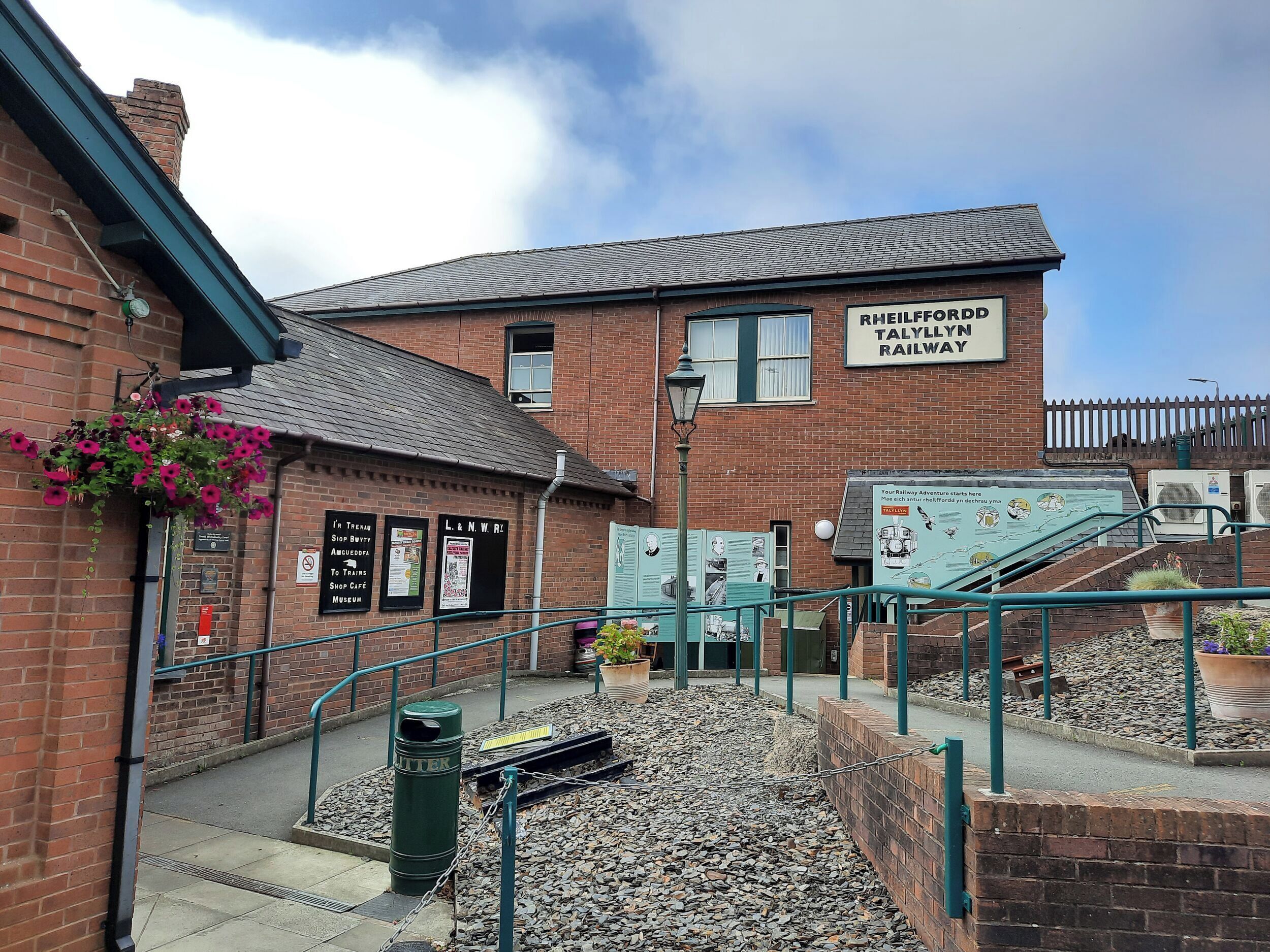 Un edificio de ladrillo con un cartel que dice 'Rheilfford Talyllyn Railway'.