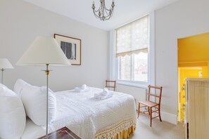 1 slaapkamer, een strijkplank/strijkijzer, internet, beddengoed