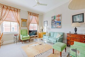 Unclassified image, 3 of 29, button