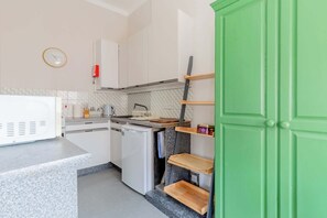 Een microgolfoven, een kookplaat, een broodrooster