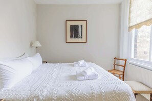 1 slaapkamer, een strijkplank/strijkijzer, internet, beddengoed