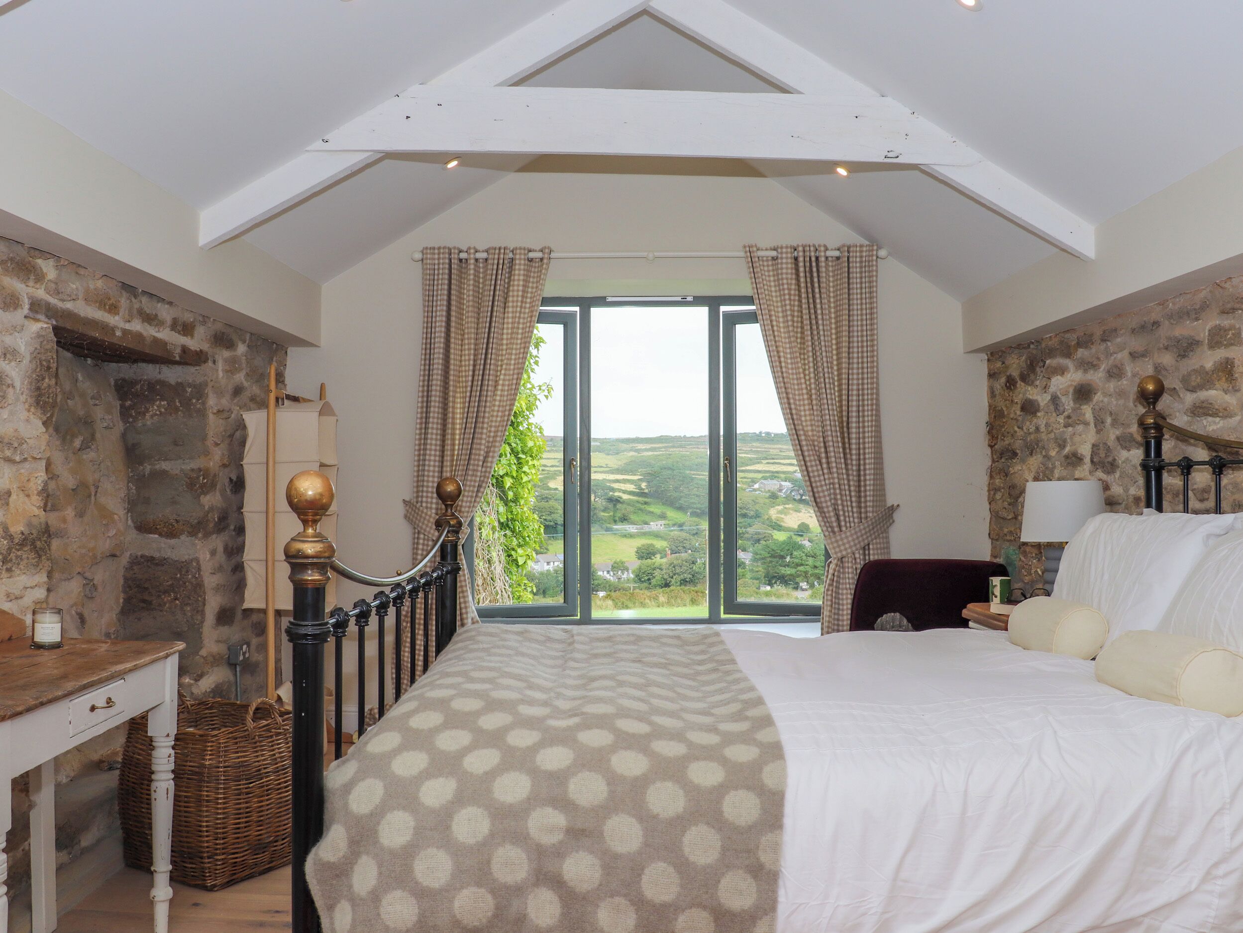 6 bedrooms, individually decorated, individually furnished, free WiFi